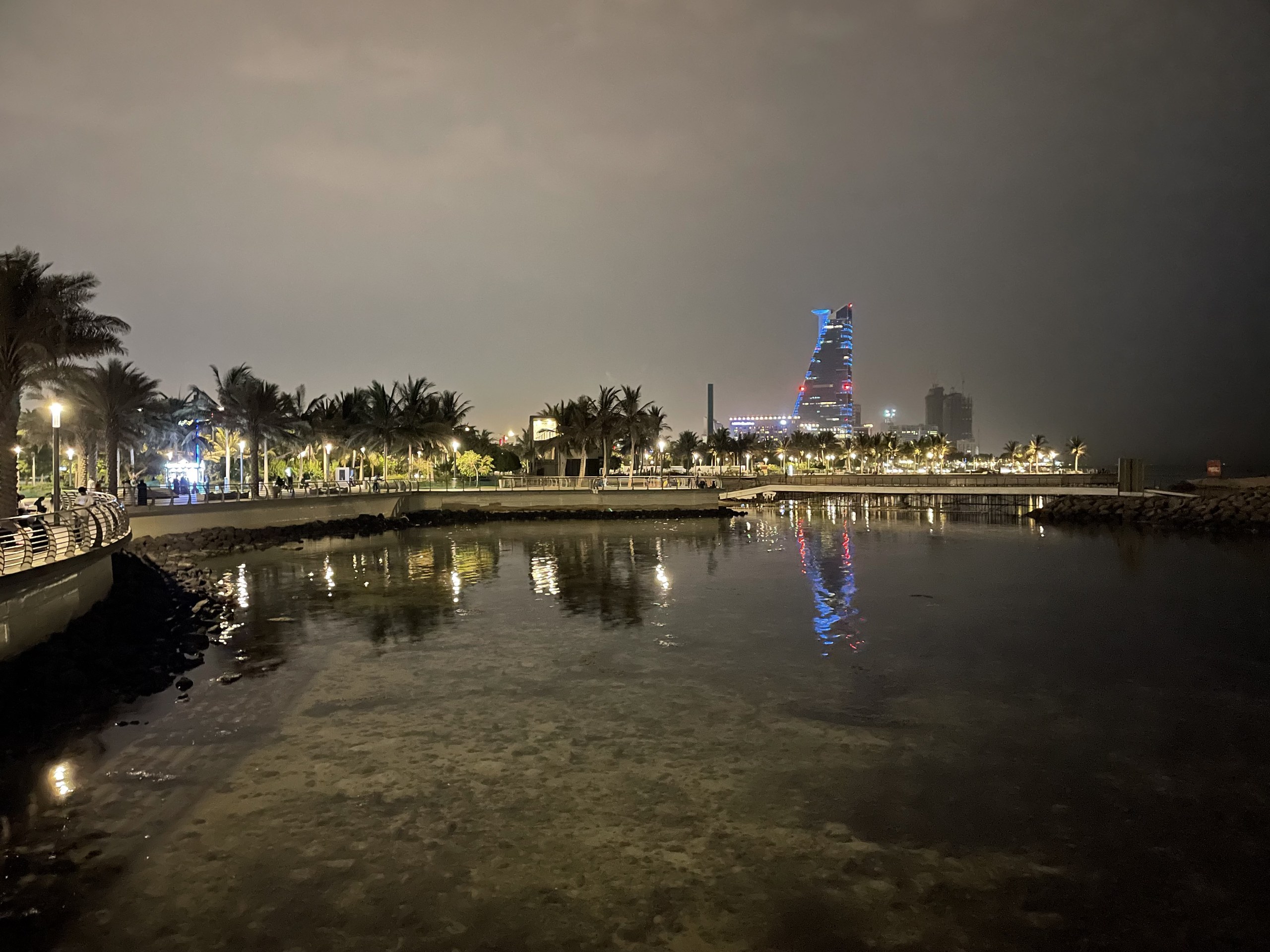 كورنيش جدة ليلا على البحر الأحمر